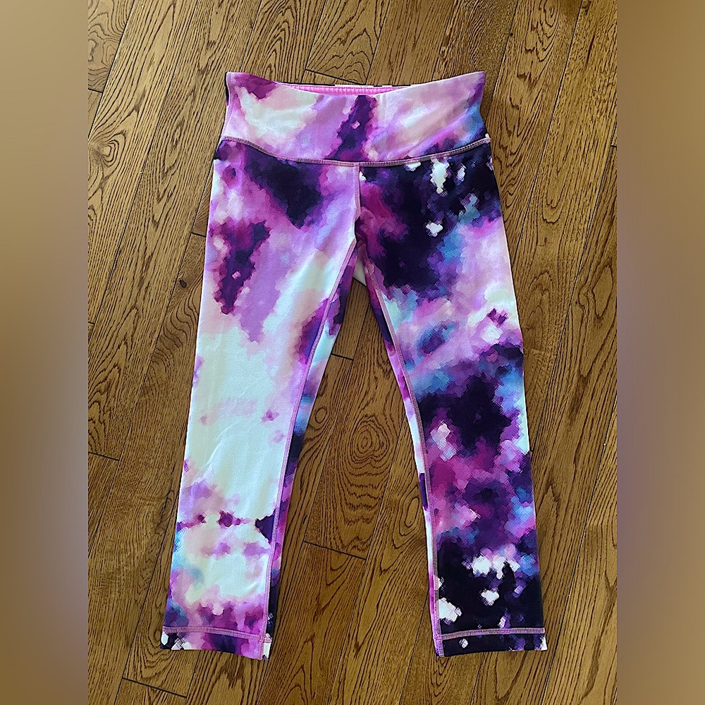 Limited Edition Lululemon Wunder Under Crop III
Blooming Pixie Multi Size 6